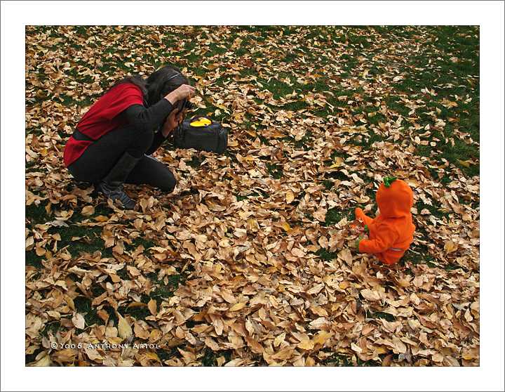 Kobieta fotografuje dziecko